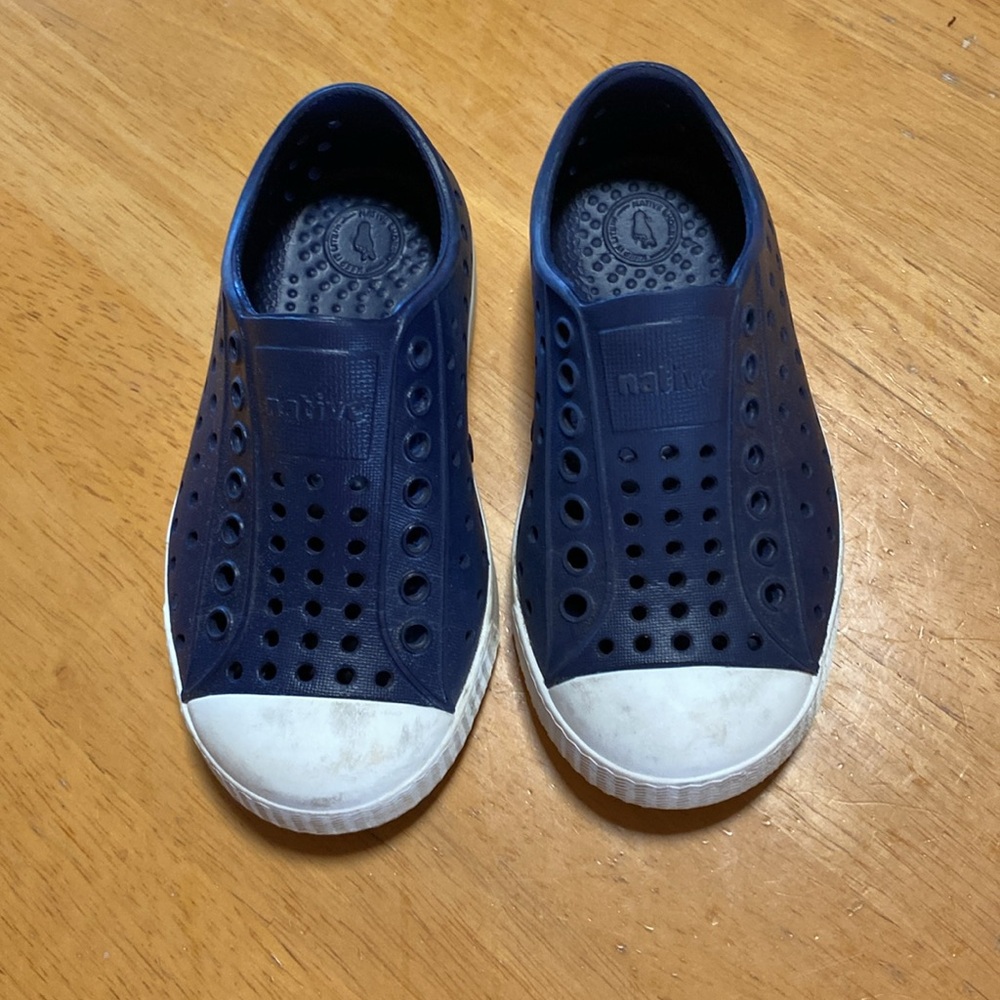 Native Jefferson navy blue and white shoes size C8